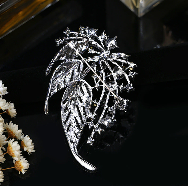 Broche de hoja hueca colorida, accesorios atmosféricos para suéter