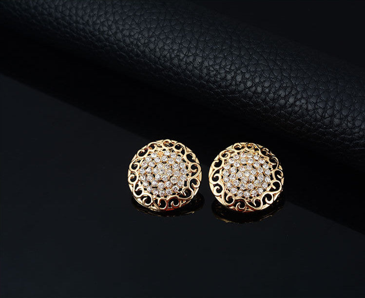 Juego de cuatro piezas de joyería: collar, pendientes, anillo