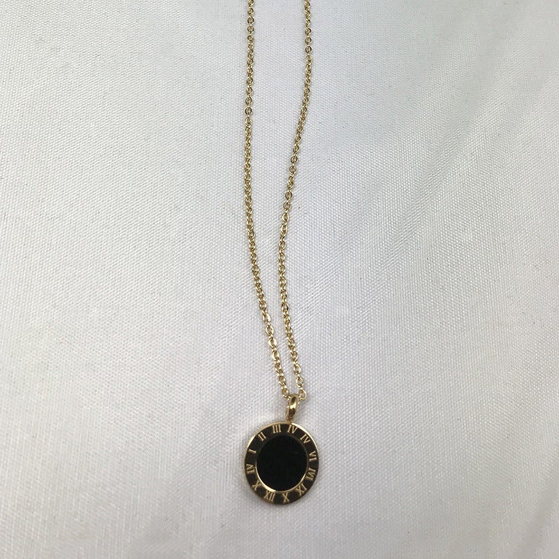 Colgante de concha negra con patrón romano