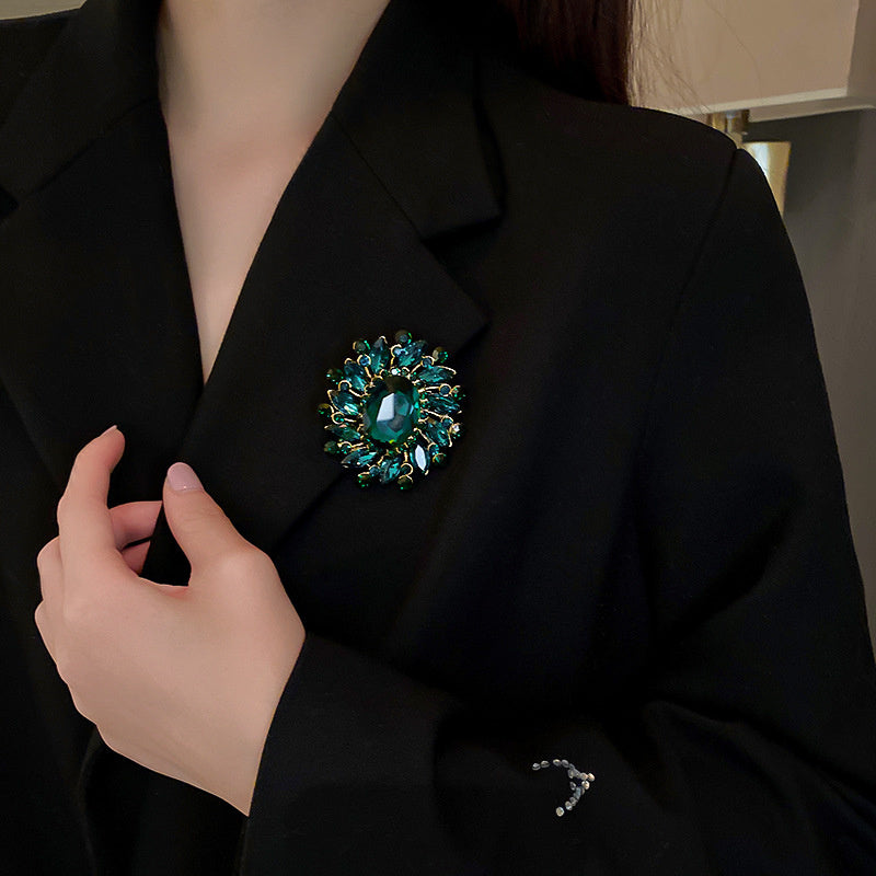 Französische Smaragd- und Diamantbrosche
