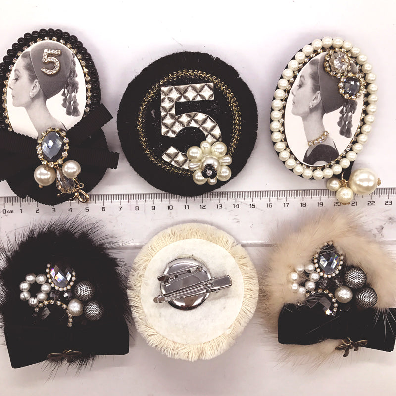 Damen-Gold-Samt-Strass-Quastenbrosche