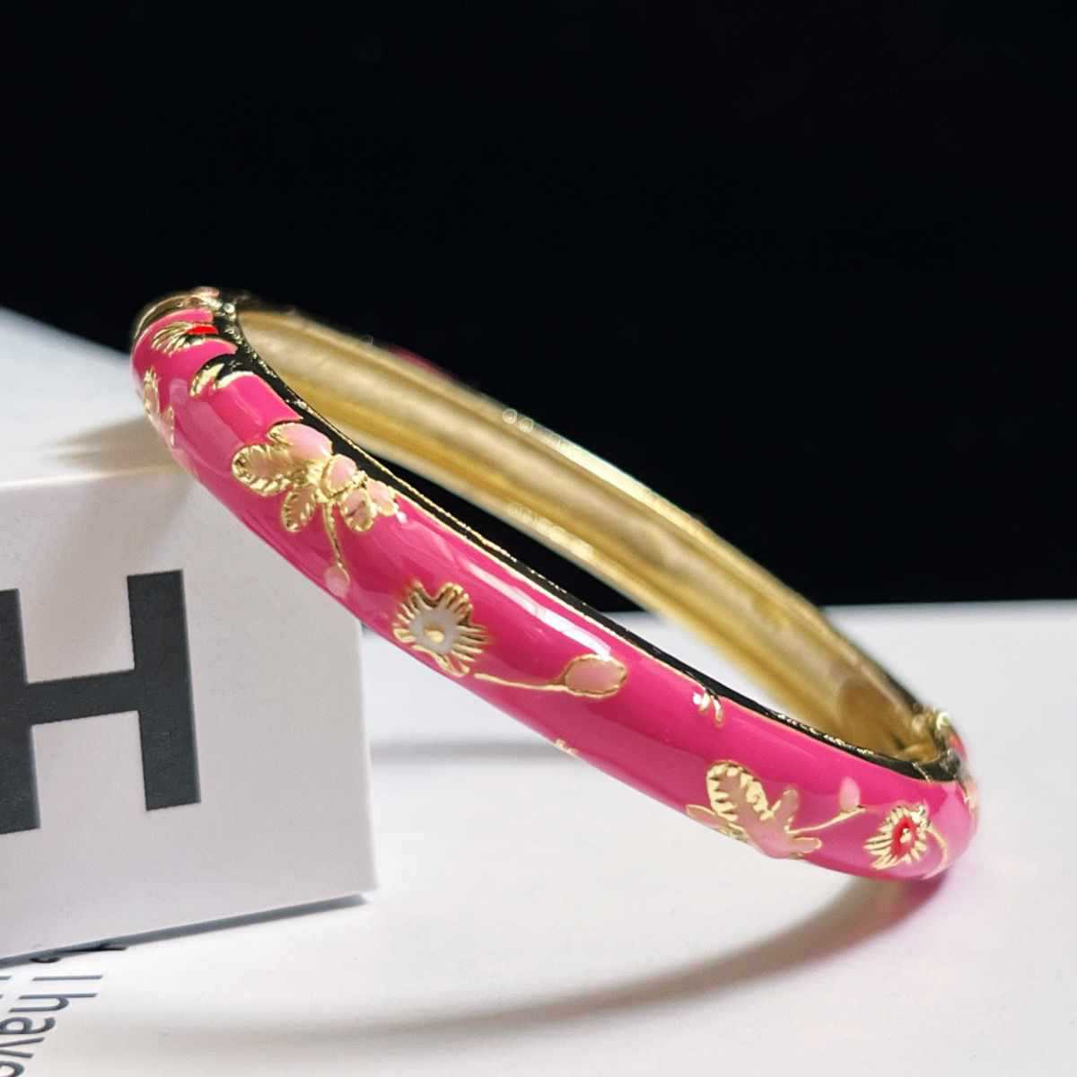Pulsera de esmalte floral fino de museo