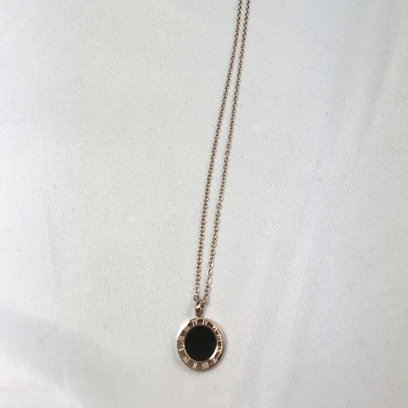 Colgante de concha negra con patrón romano