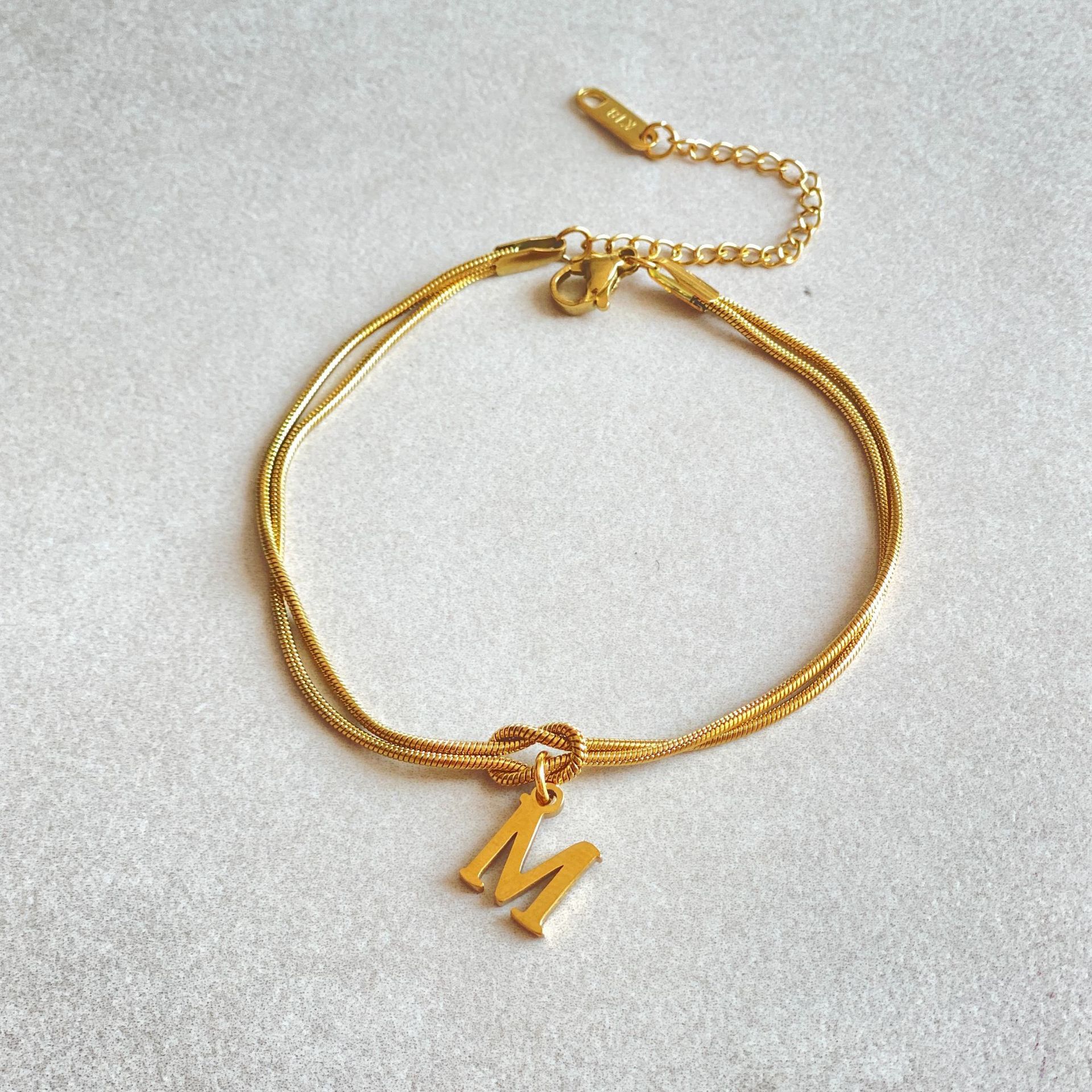 Nuevas pulseras con nudo de amor de la A a la Z para mujer, pulseras con dije de cadena de serpiente delicada de color dorado para parejas, joyería de acero inoxidable, regalo para el Día de San Valentín