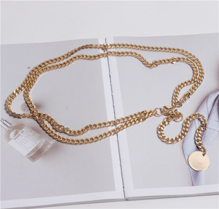 Vestidos de mujer decorados con cinturones finos y cadenas