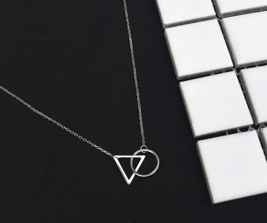 Einfache Halskette mit geometrischem Anhänger aus 925er Sterlingsilber