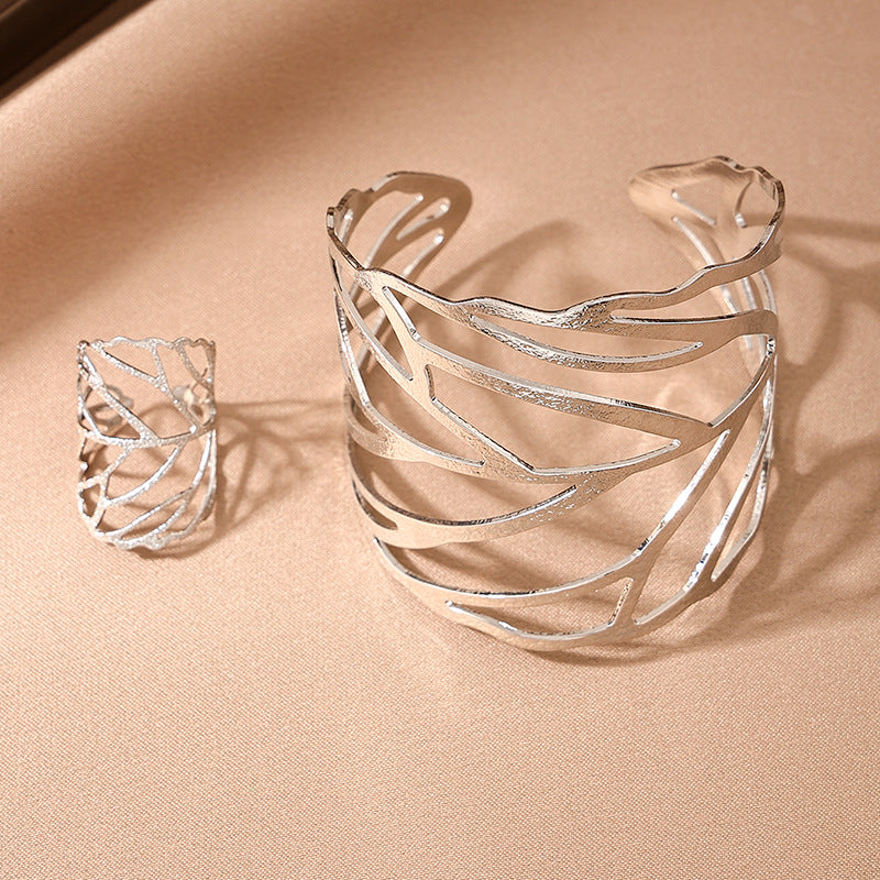 Kreativer Metall-Design-Sinn Hohle Blätter Offener Ring Armband Anzug