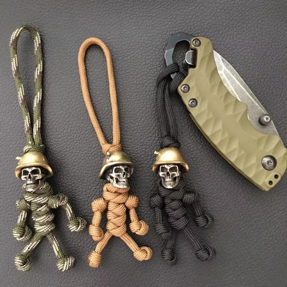 Colgante de coche con calavera, cuchillo antiguo y llavero