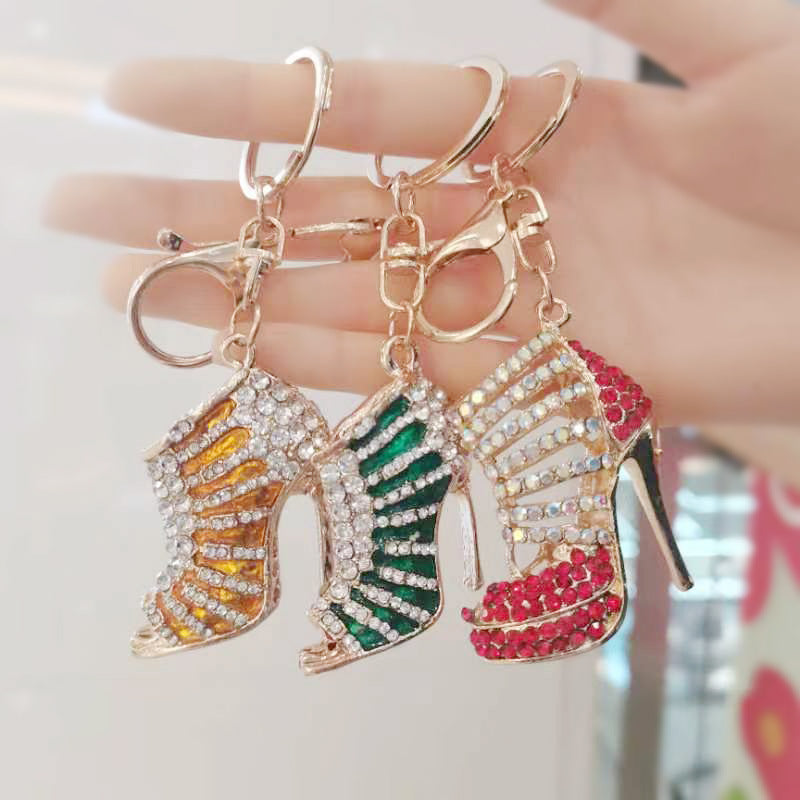 Llavero de mochila de aleación con modelado de tacones altos huecos con incrustaciones de diamantes