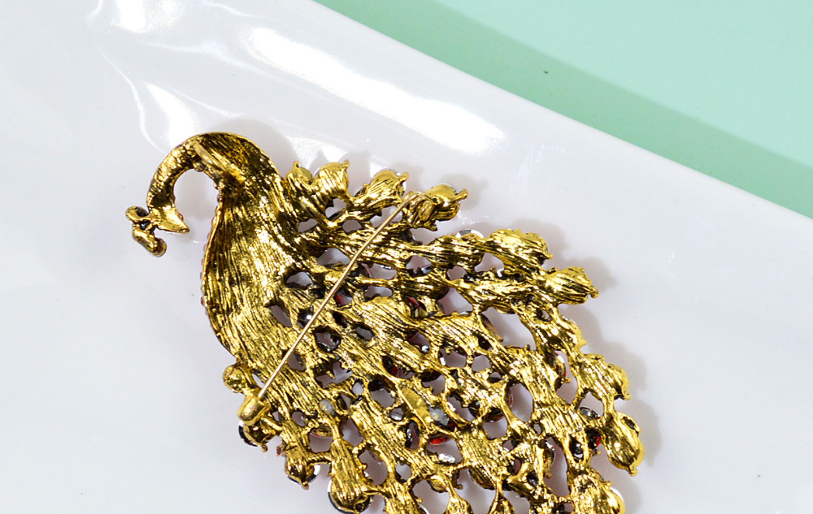 Broche Metálico de Pavo Real Colorido para Mujer