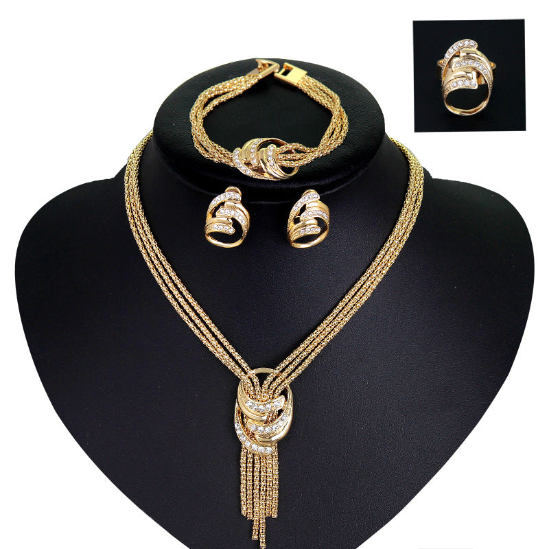 Modeschmuck-Set aus Halskette, Armband, Ohrringen und Ring