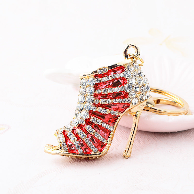 Llavero de mochila de aleación con modelado de tacones altos huecos con incrustaciones de diamantes