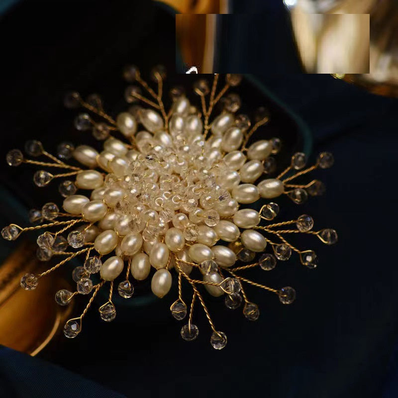 Elegante Anmutige Luxus Perlenbrosche Damenmode All-Match Schneeflocken-Anstecknadel High-End Stilvolle Corsage Mantel Accessoires