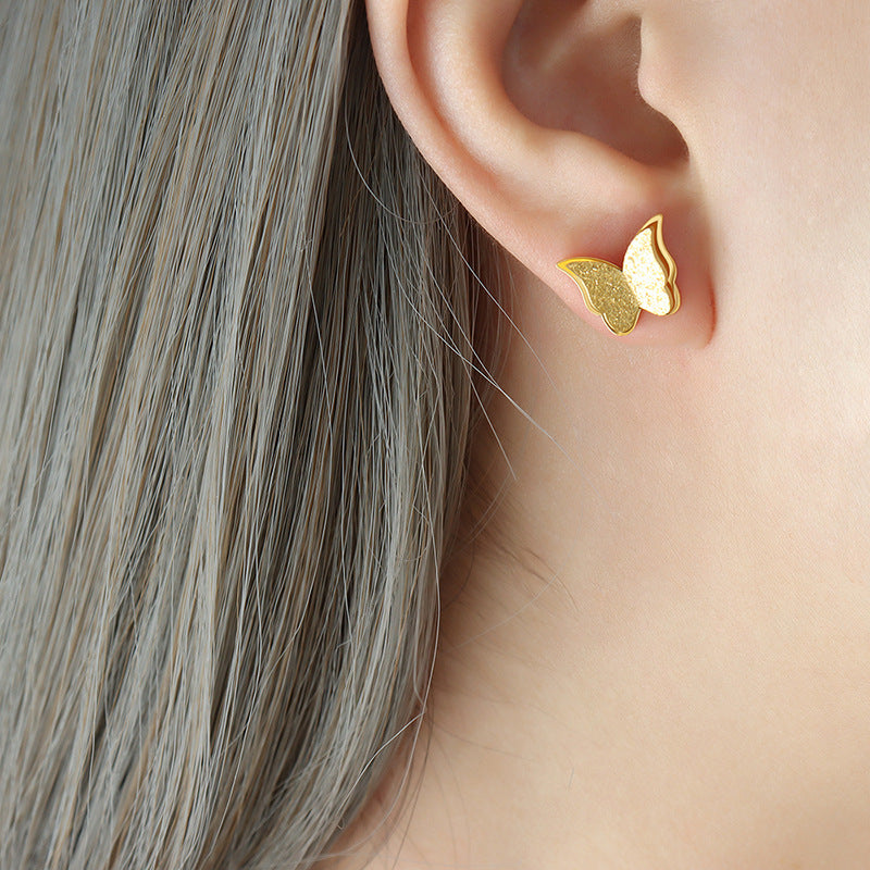 Juego de collar, pendientes y anillo de acero de titanio con textura esmerilada y bonita mariposa