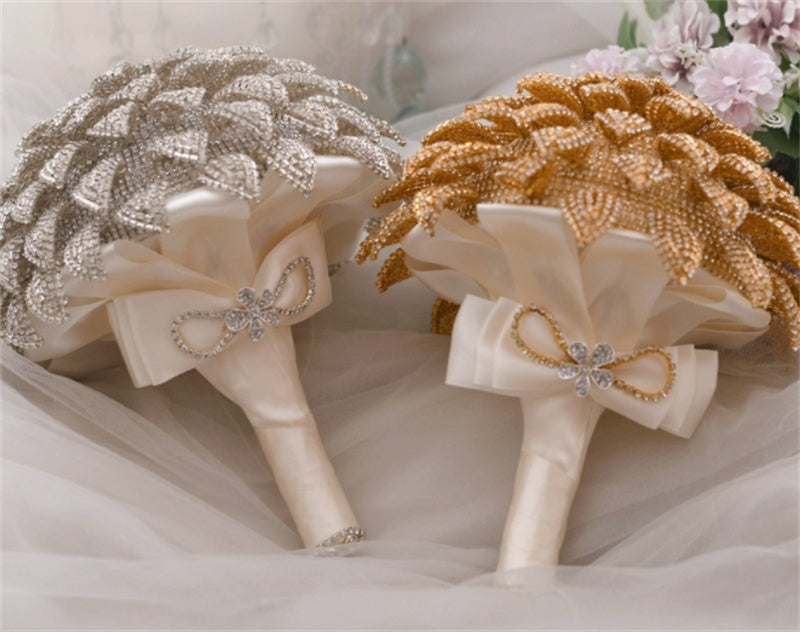 Ramo de novia hecho a mano con diamantes de imitación dorados en forma de flor para llevar en la mano
