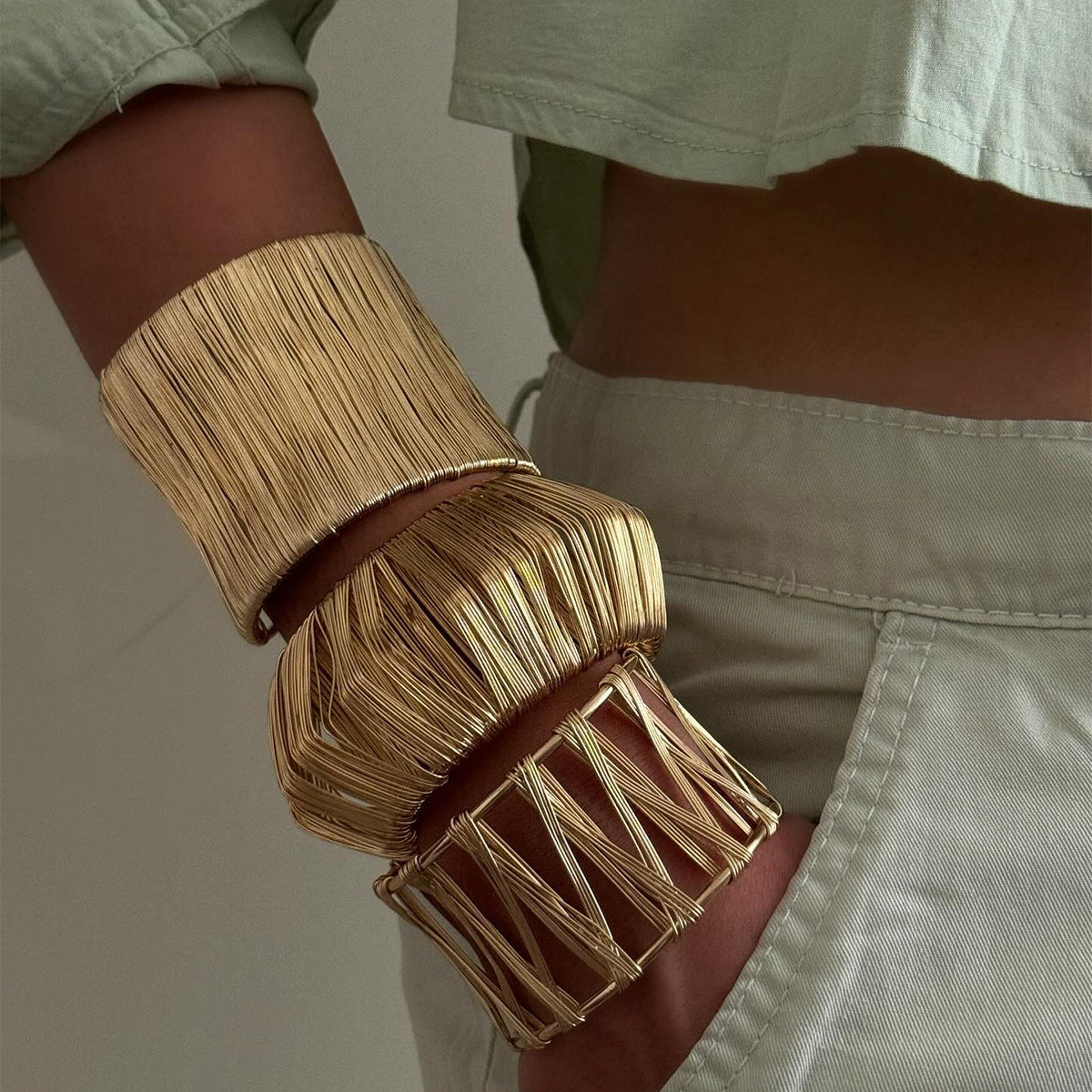 Pulsera en C de aleación cepillada y diseño exagerado