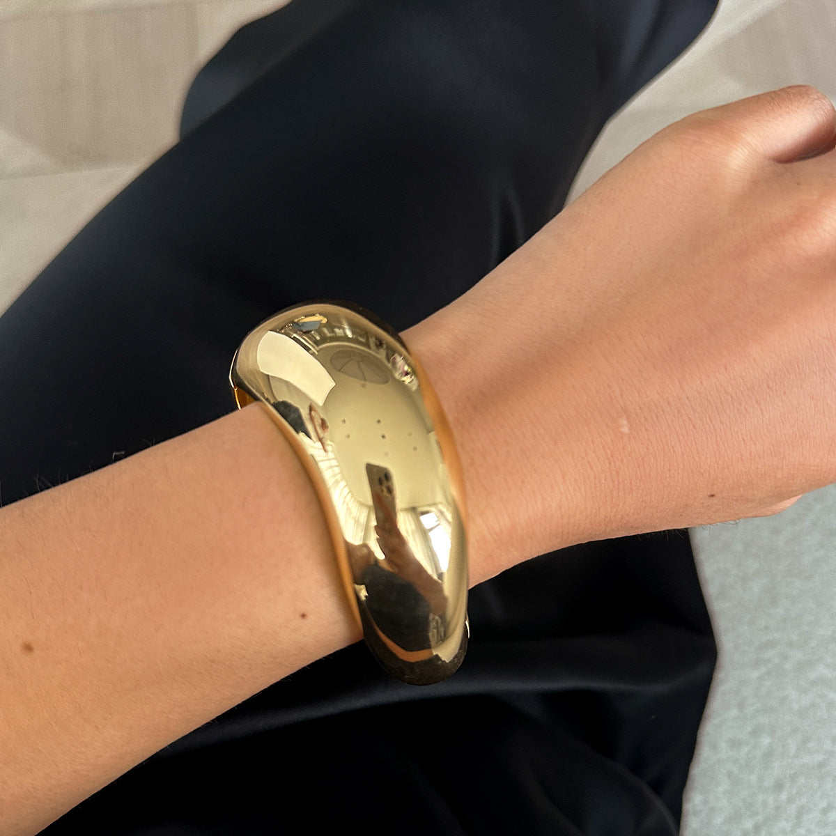 Pulsera plisada de metal con diseño de anillo de línea trenzada exagerada