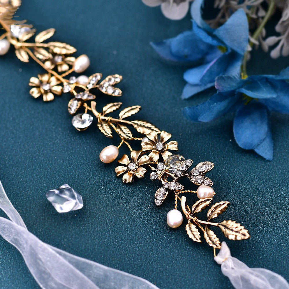 Diadema con diseño de hojas y perlas de agua dulce