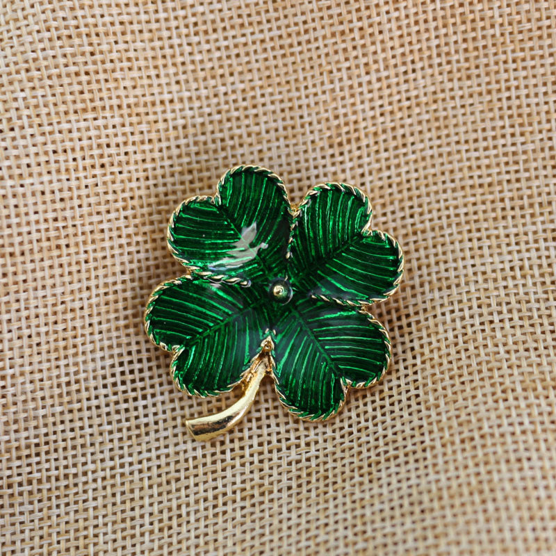 Broche trébol de cuatro hojas verde de aleación estilo universitario con galvanoplastia