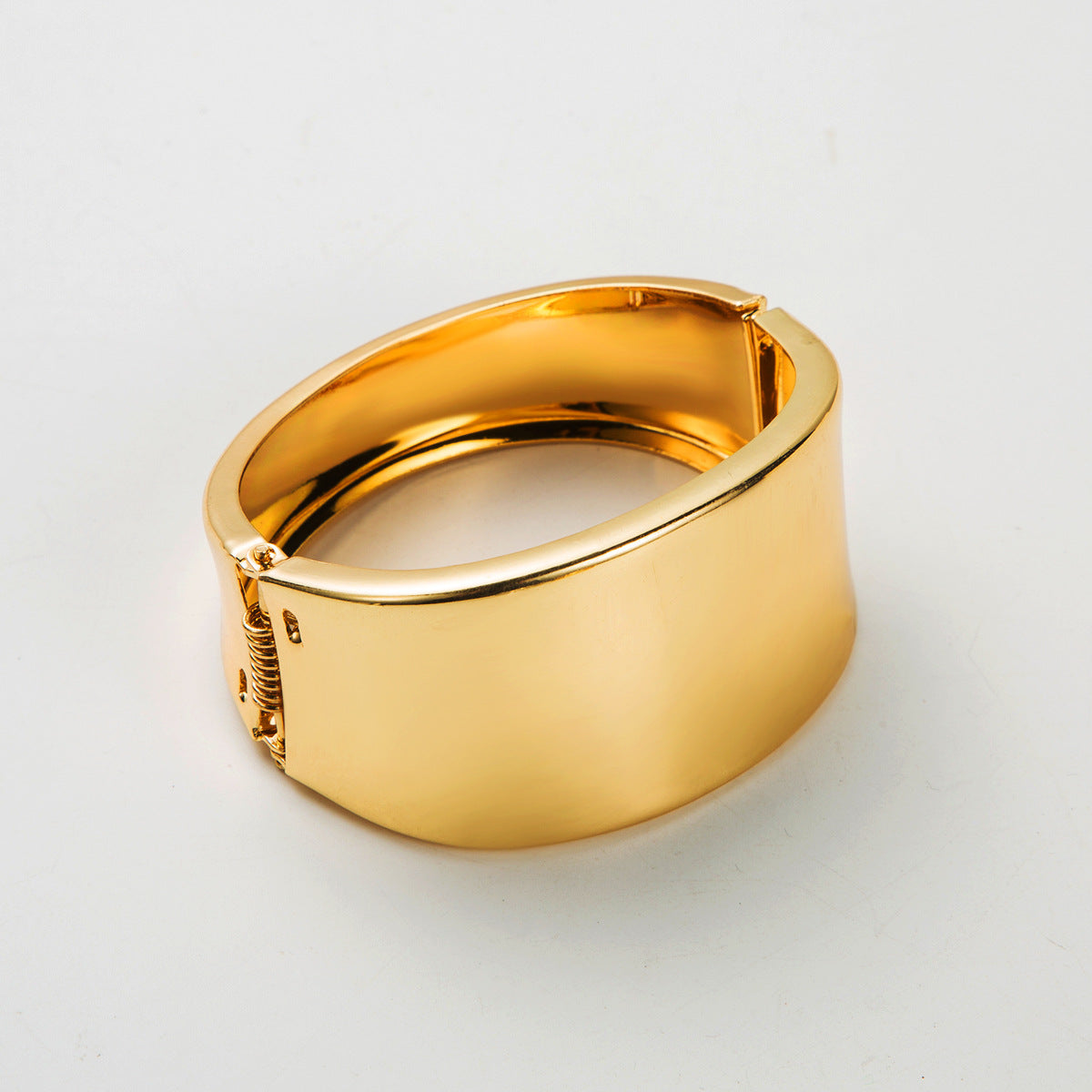 Pulsera ancha brillante con diseño geométrico de primavera