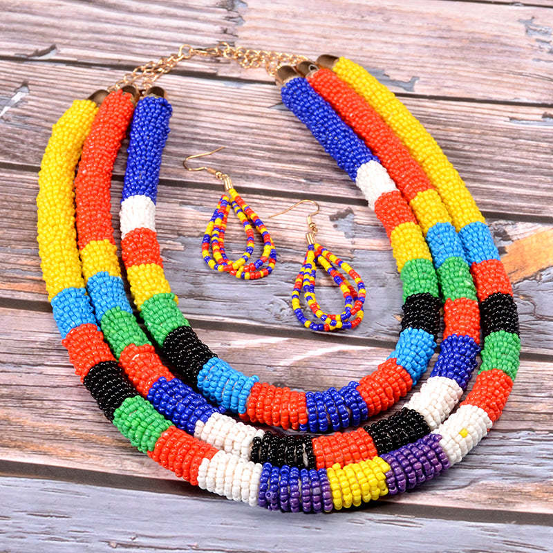Collar de cuentas de arroz de colores con patrón africano