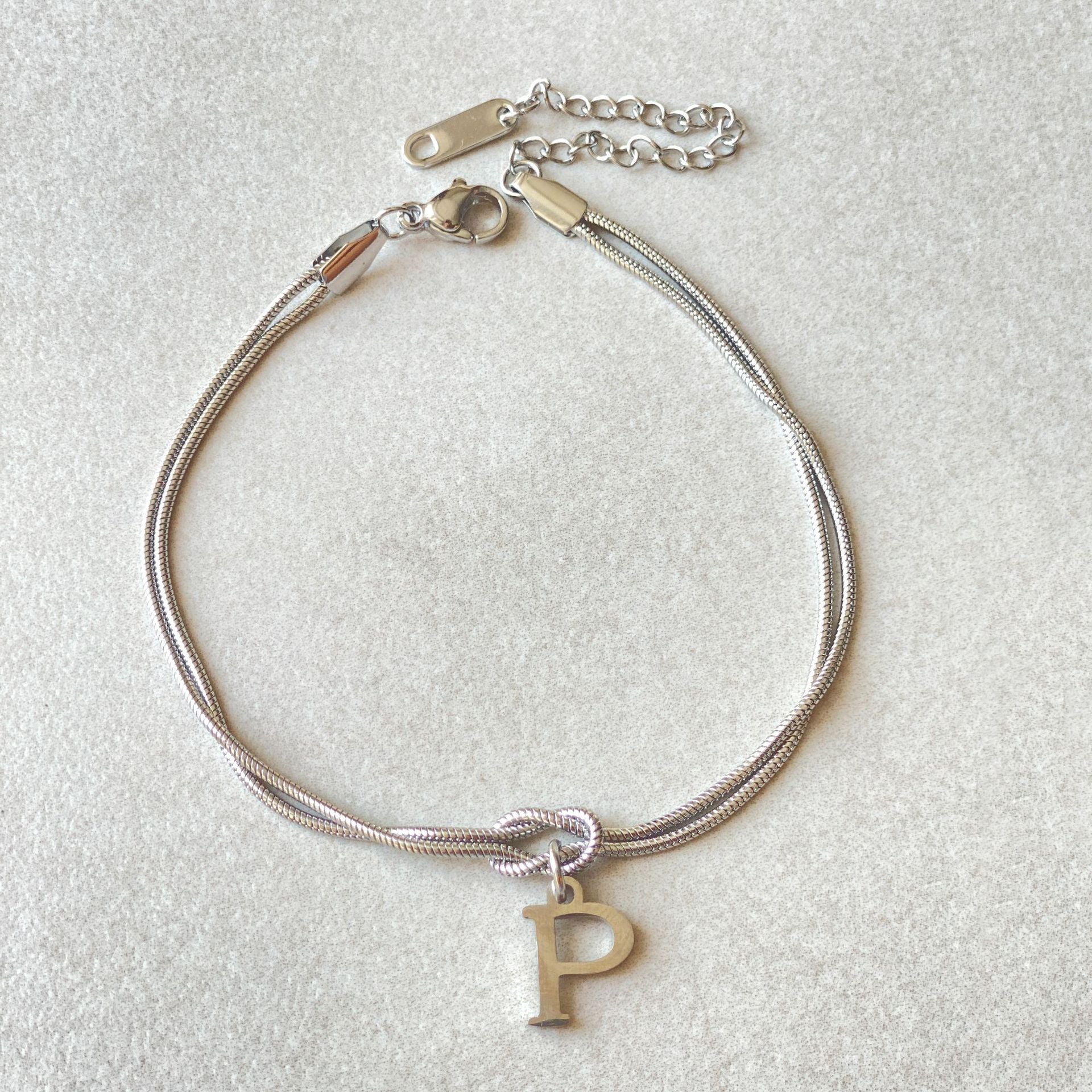 Nuevas pulseras con nudo de amor de la A a la Z para mujer, pulseras con dije de cadena de serpiente delicada de color dorado para parejas, joyería de acero inoxidable, regalo para el Día de San Valentín