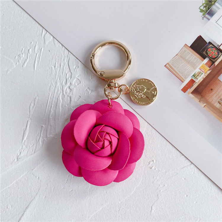 Llavero de coche de cuero con camelias de moda