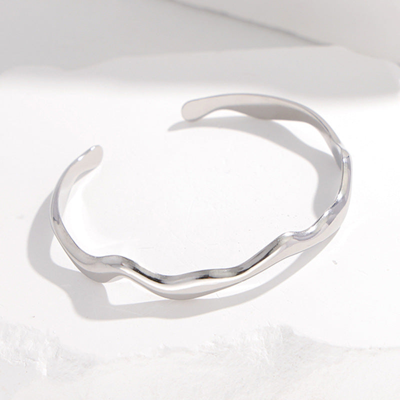 Einfaches Titan-Edelstahl-Armband mit Wellenmuster