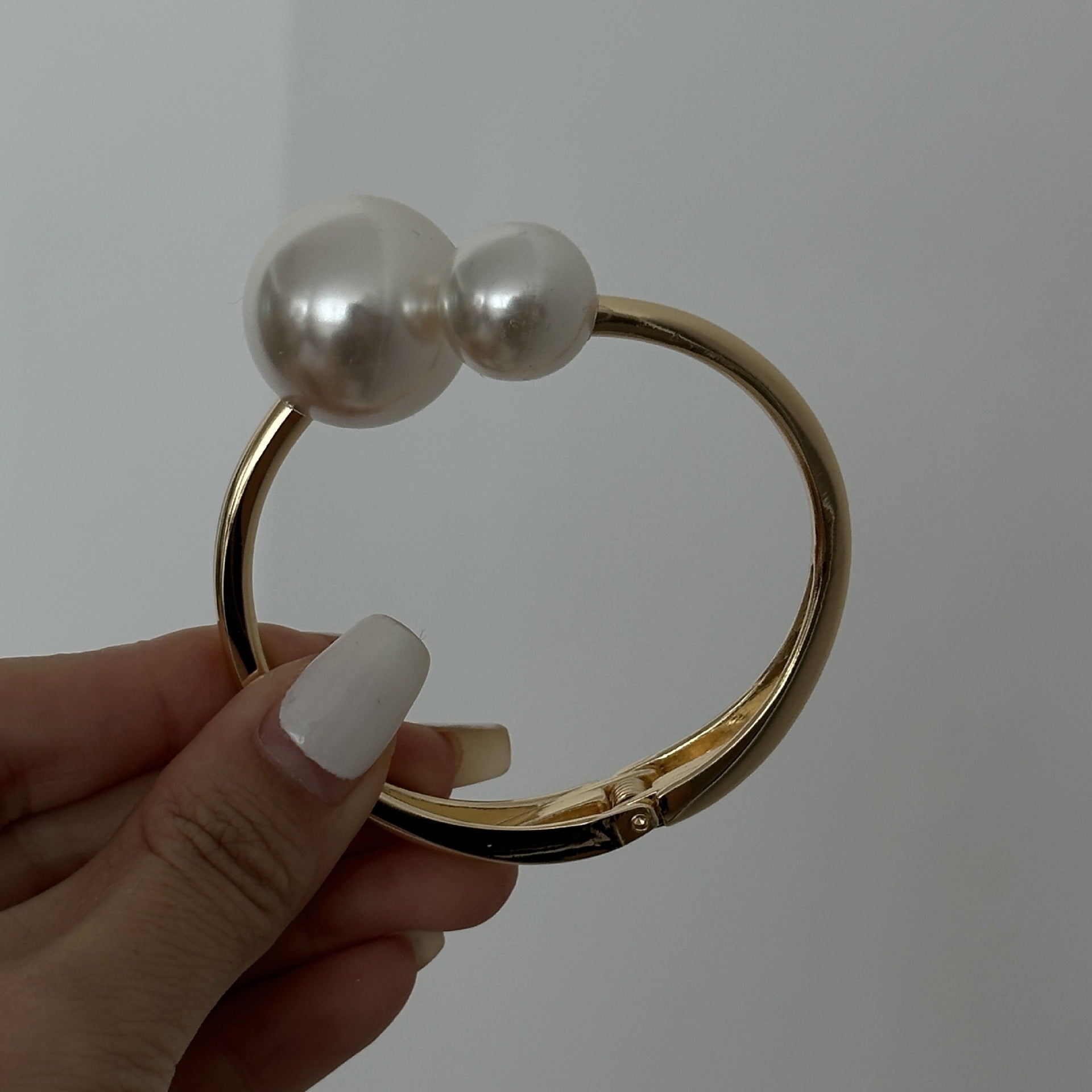 Textured Glossy Water Drop Hug Bracelet