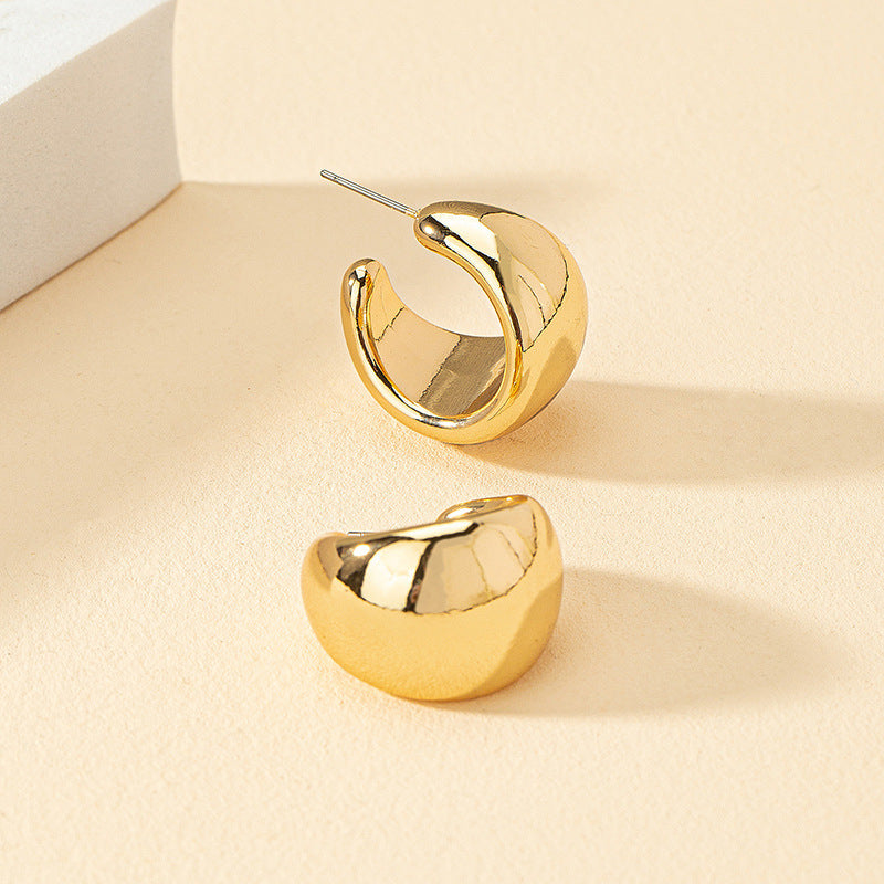 Pendientes C con superficie ancha de metal estilo europeo y americano, de moda sencilla