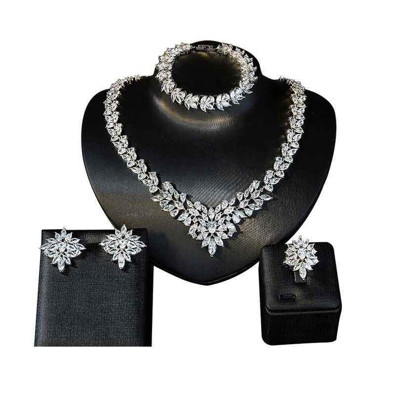 4er Set stilvolle Kupfer-Zirkonia-Halsketten und -Armbänder mit Mikro-Pflasterung