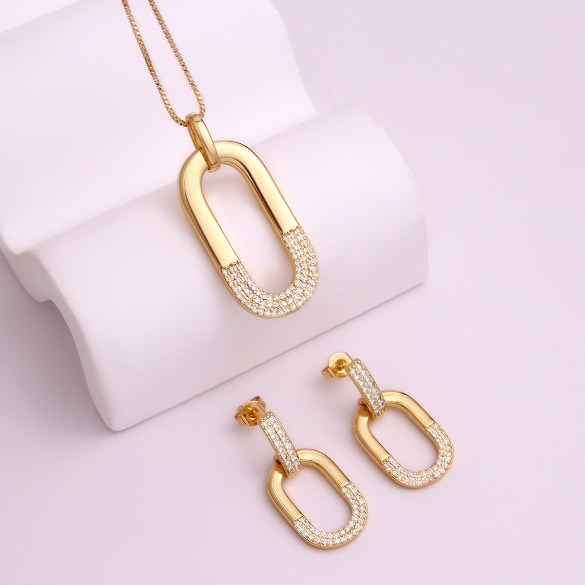 Ovale eingelegte Zirkon-Ohrstecker-Halskette für Damen