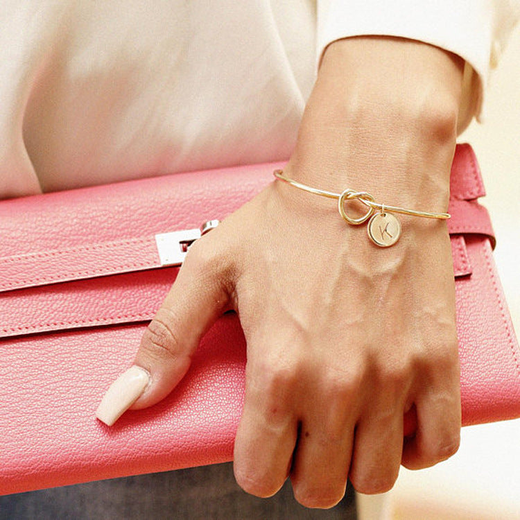 Pulsera con nudo de corazón e iniciales personalizadas