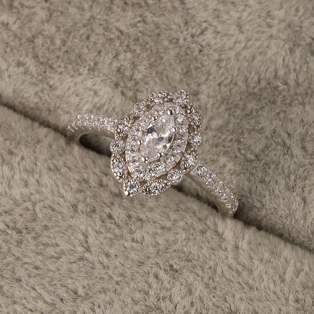 Anillo Ovalado de Plata de Lujo con Diamantes