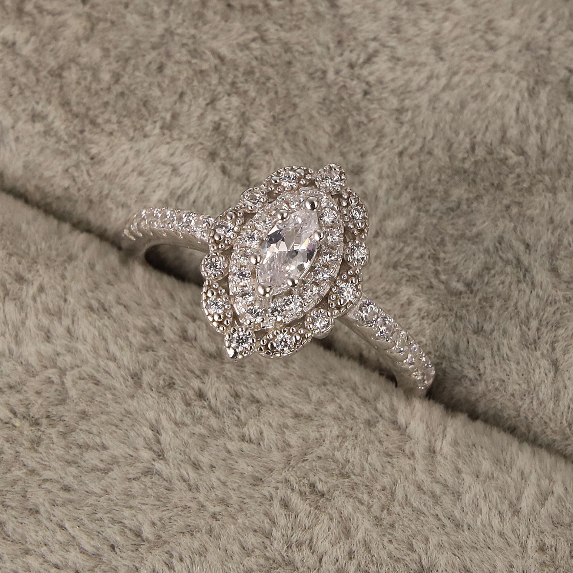 Anillo Ovalado de Plata de Lujo con Diamantes