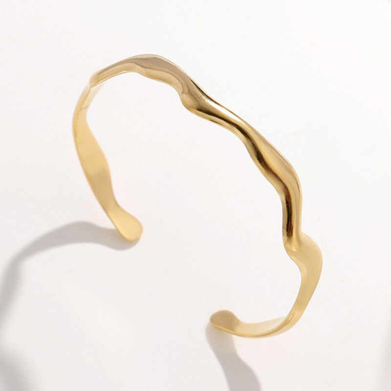 Einfaches Titan-Edelstahl-Armband mit Wellenmuster