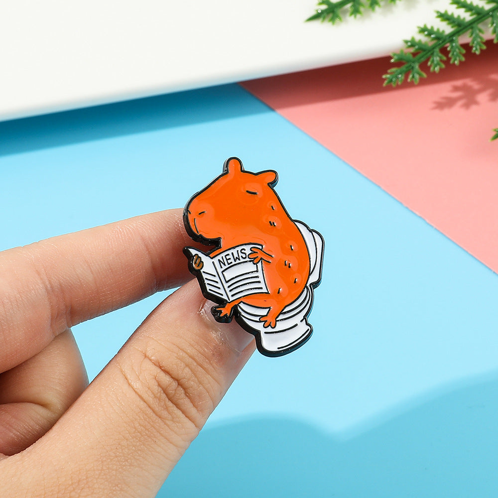 Pequeño Ratón En El Inodoro Leyendo Periódico Forma Pin Broche