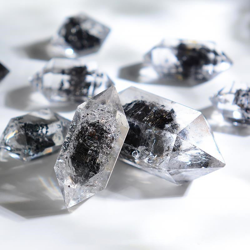 Natürlicher Kristall Schwarzer funkelnder Diamant Boutique Doppelspitzen Rohstein-Anhänger