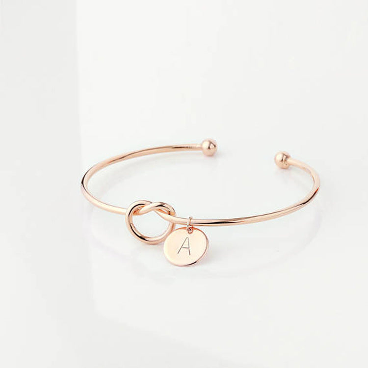 Pulsera con nudo de corazón e iniciales personalizadas