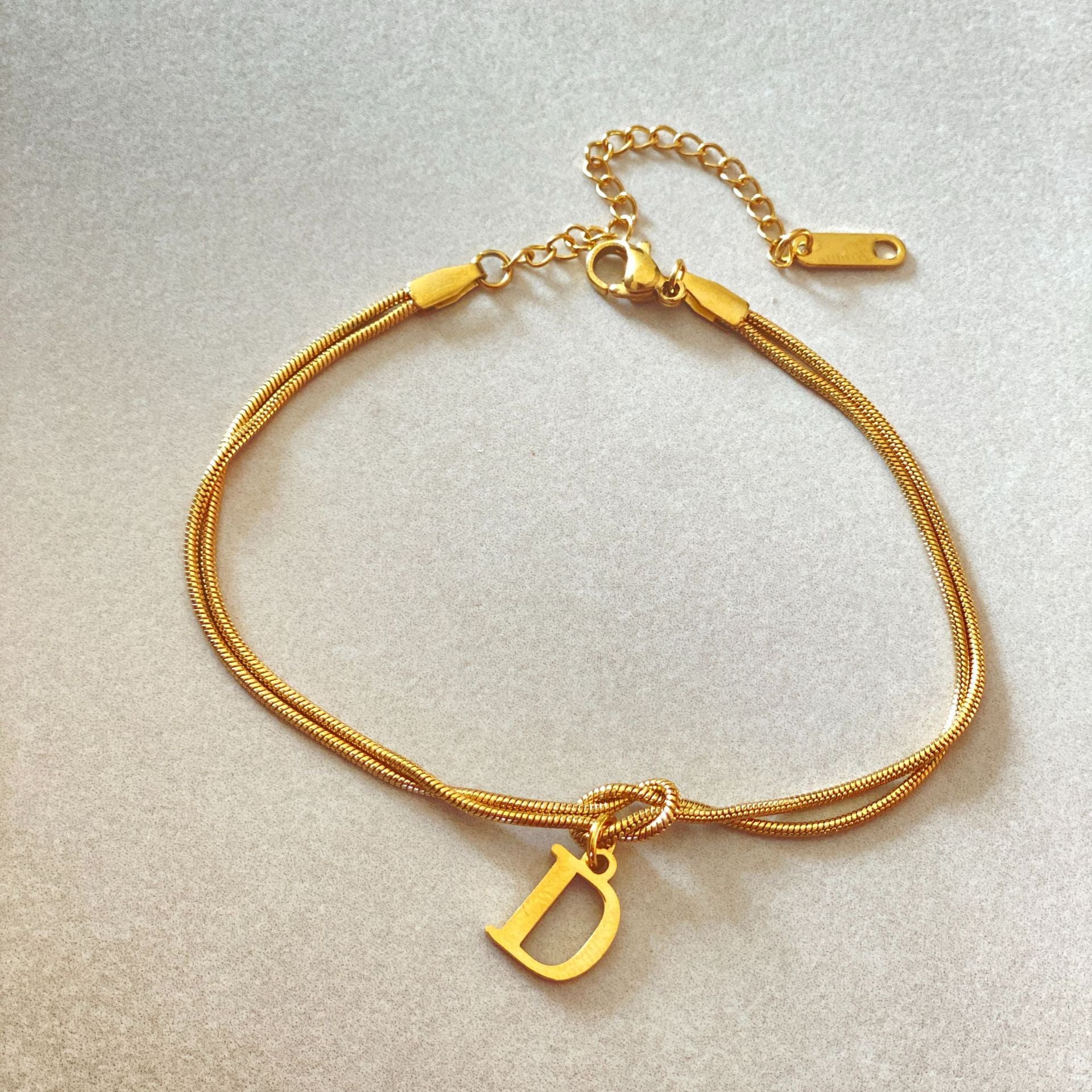 Nuevas pulseras con nudo de amor de la A a la Z para mujer, pulseras con dije de cadena de serpiente delicada de color dorado para parejas, joyería de acero inoxidable, regalo para el Día de San Valentín
