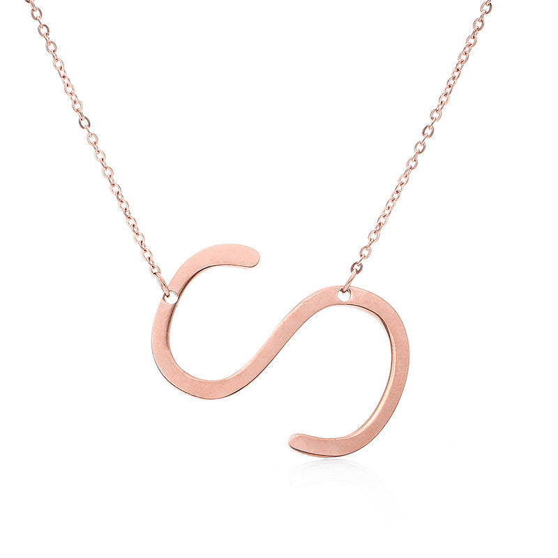 Fabuloso collar con colgante de letra inicial de acero inoxidable chapado en oro rosa