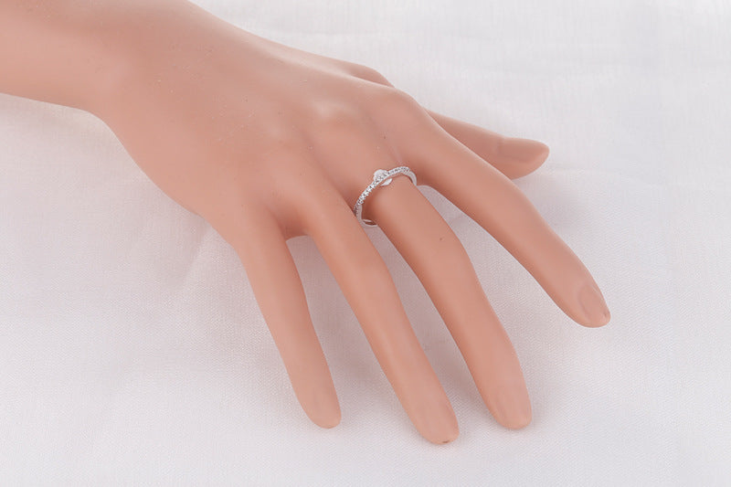 Damenring mit Zirkonia und Kristallband