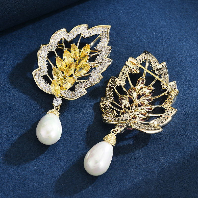 Broche de perlas con hoja de circonita, elegante ramillete