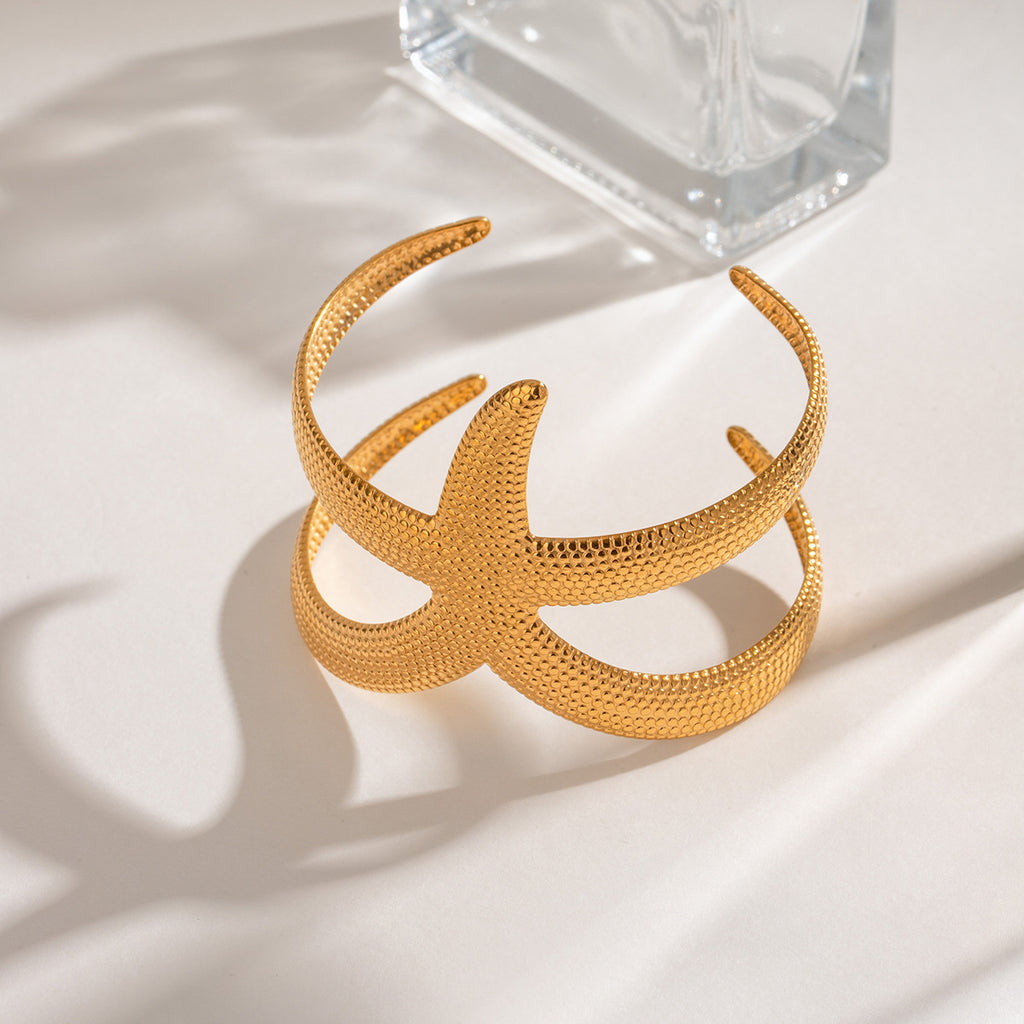 Pulsera abierta de estrella de mar martillada de acero inoxidable