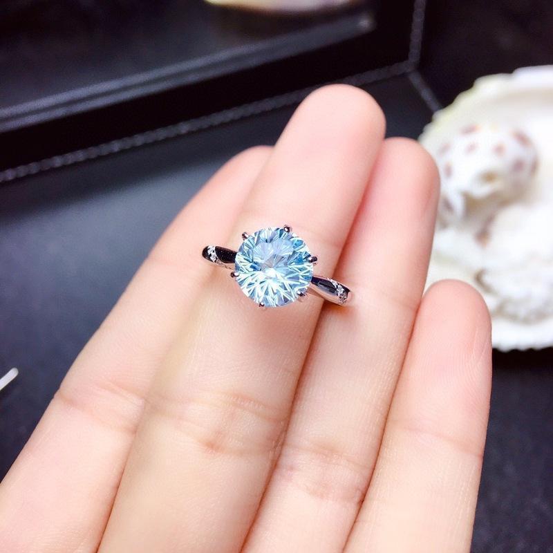 Ring mit blauem Topas „Natürliches Feuerwerk“
