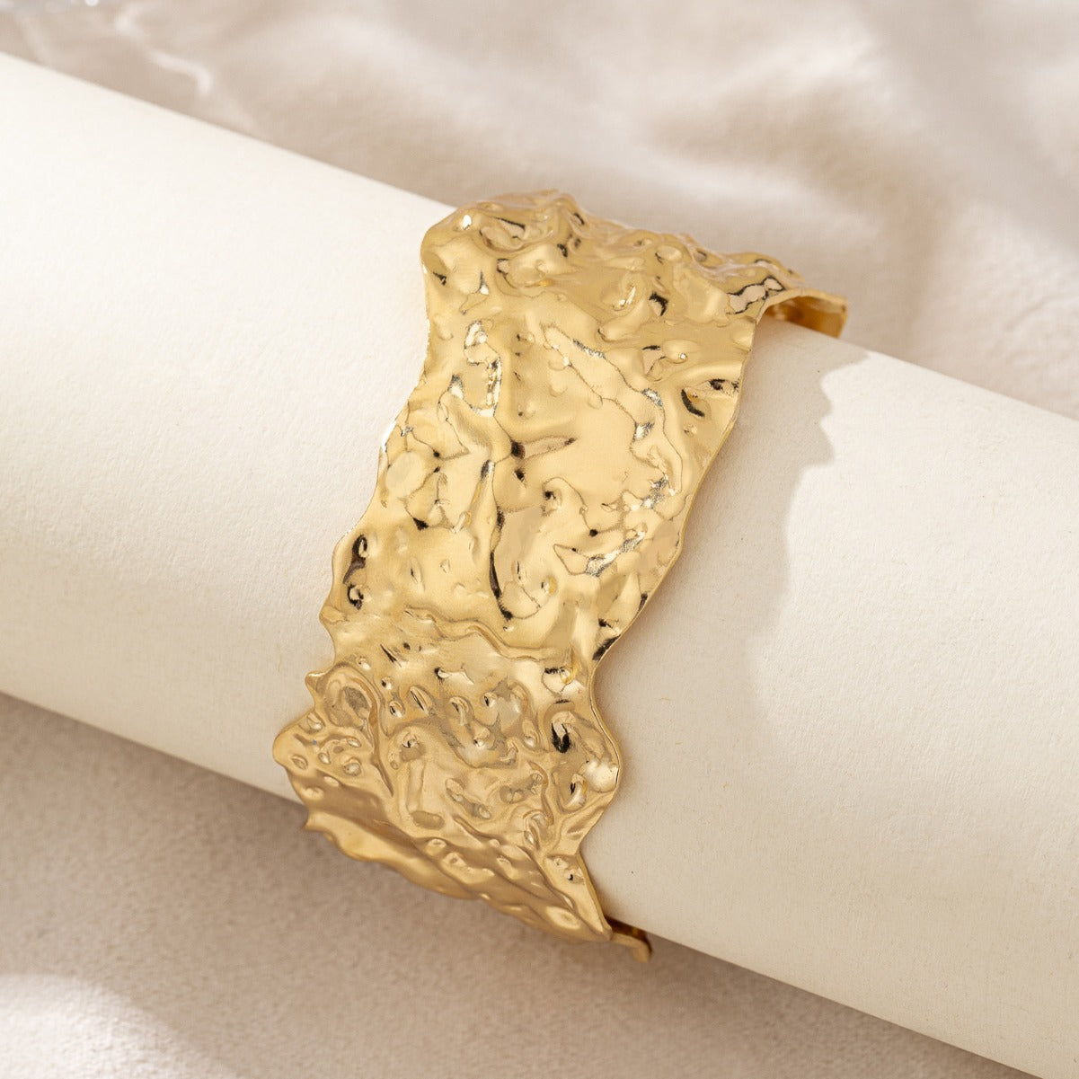 WT-B667 Pulsera Abierta de Latón Bañado en Oro de 18K con Líneas Irregulares Únicas