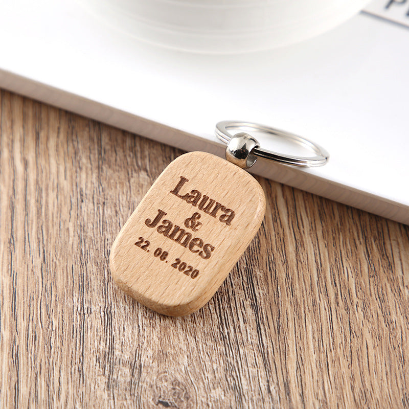 Llavero con colgante de letras de madera grabadas con nombre