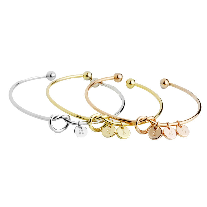 Pulsera con nudo de corazón e iniciales personalizadas