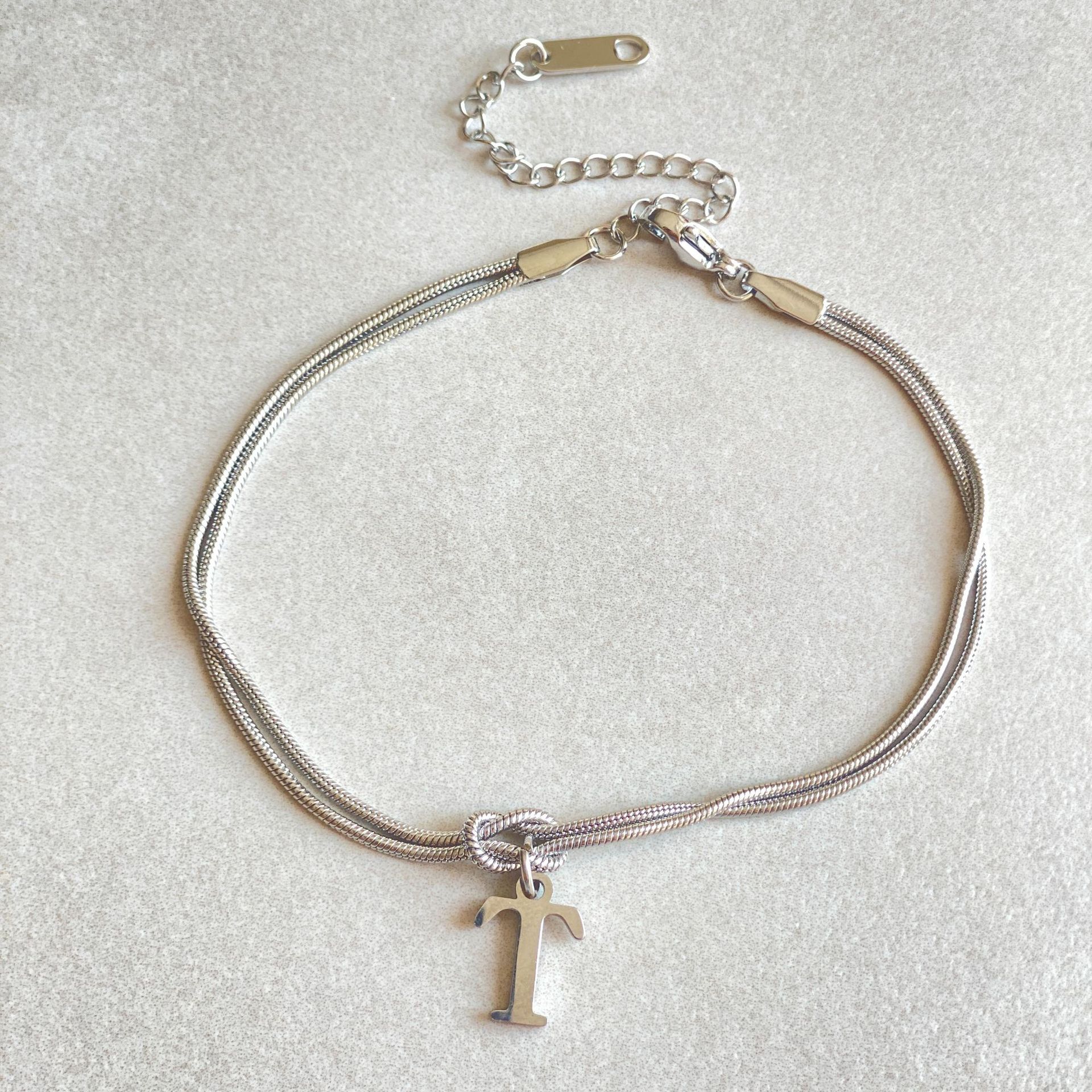 Nuevas pulseras con nudo de amor de la A a la Z para mujer, pulseras con dije de cadena de serpiente delicada de color dorado para parejas, joyería de acero inoxidable, regalo para el Día de San Valentín