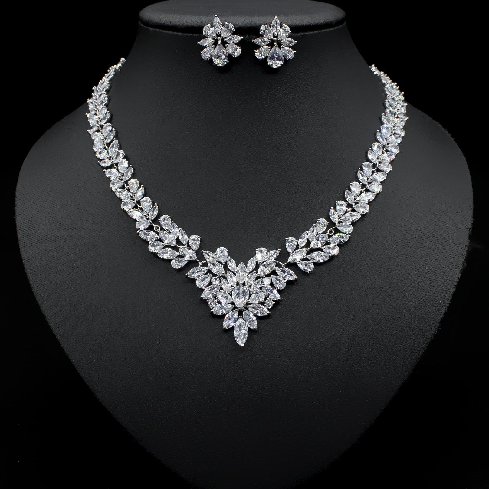 Elegantes Eiskristall-Ohrring-Zirkon-Halsketten-Set